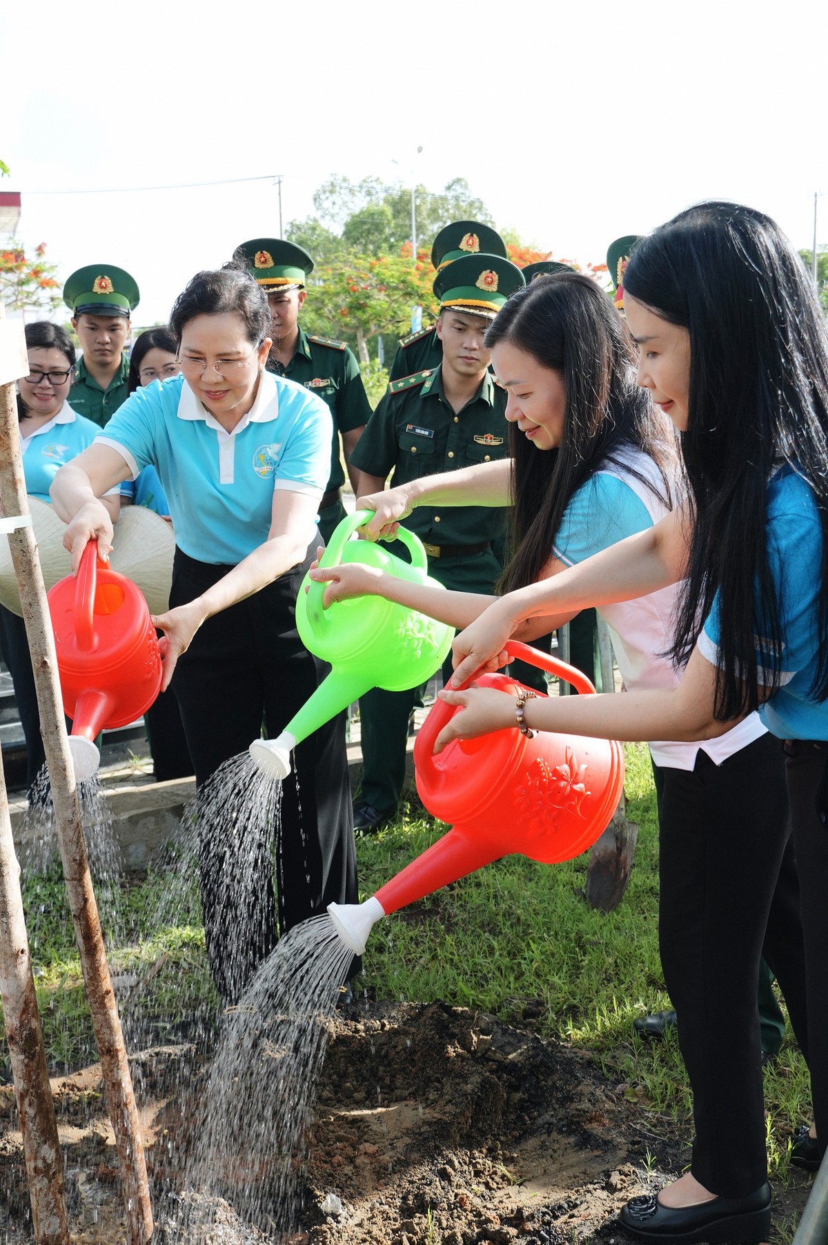 Chủ tịch Hội LHPN Việt Nam Lê Thị Thủy trồng cây tại công trình "Vườn cây Đại đoàn kết" - Ảnh 10.