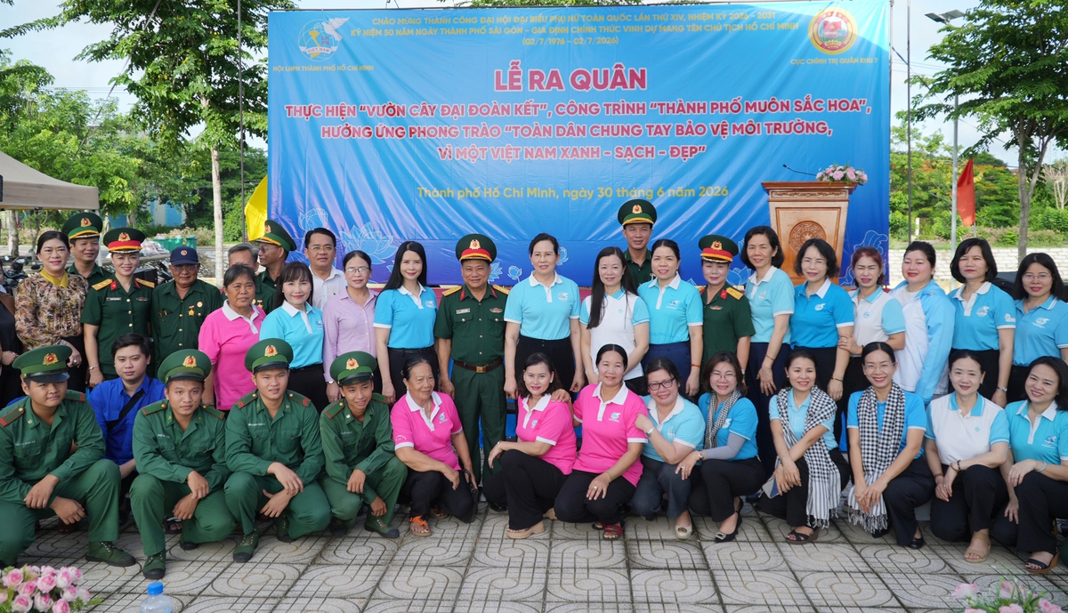 Chủ tịch Hội LHPN Việt Nam Lê Thị Thủy trồng cây tại công trình "Vườn cây Đại đoàn kết" - Ảnh 8.
