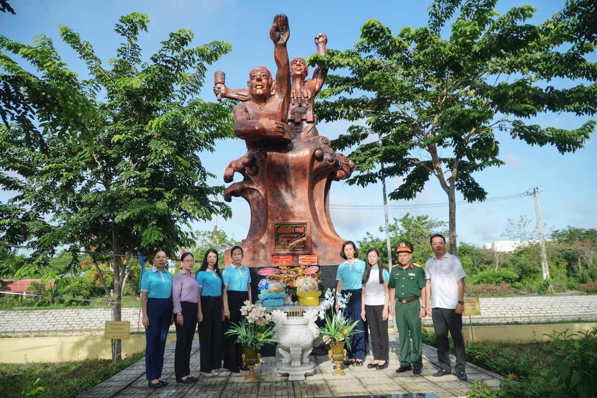 Chủ tịch Hội LHPN Việt Nam Lê Thị Thủy trồng cây tại công trình "Vườn cây Đại đoàn kết" - Ảnh 5.