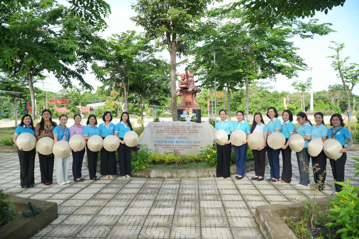 Chủ tịch Hội LHPN Việt Nam Lê Thị Thủy trồng cây tại công trình "Vườn cây Đại đoàn kết" - Ảnh 11.
