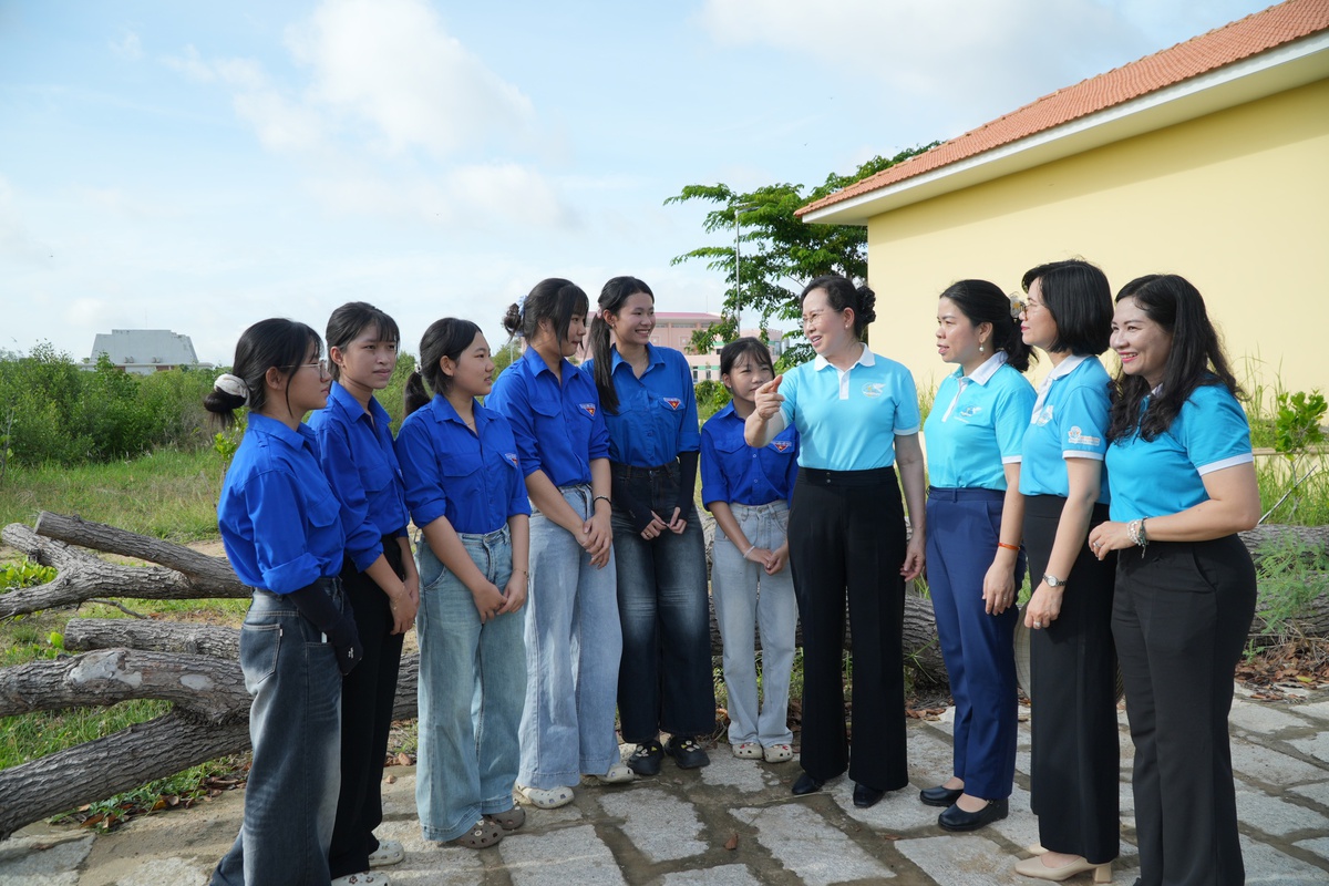 Chủ tịch Hội LHPN Việt Nam Lê Thị Thủy trồng cây tại công trình "Vườn cây Đại đoàn kết" - Ảnh 14.
