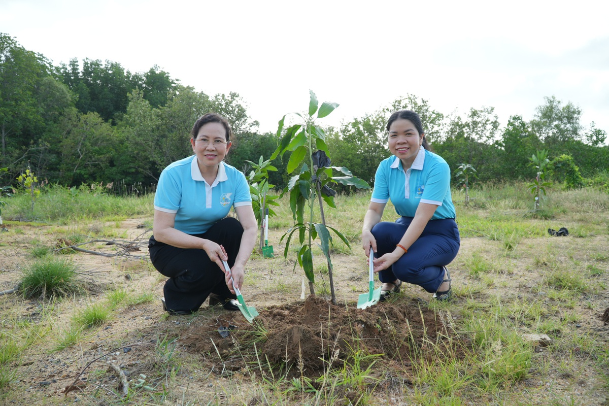Chủ tịch Hội LHPN Việt Nam Lê Thị Thủy trồng cây tại công trình "Vườn cây Đại đoàn kết" - Ảnh 9.
