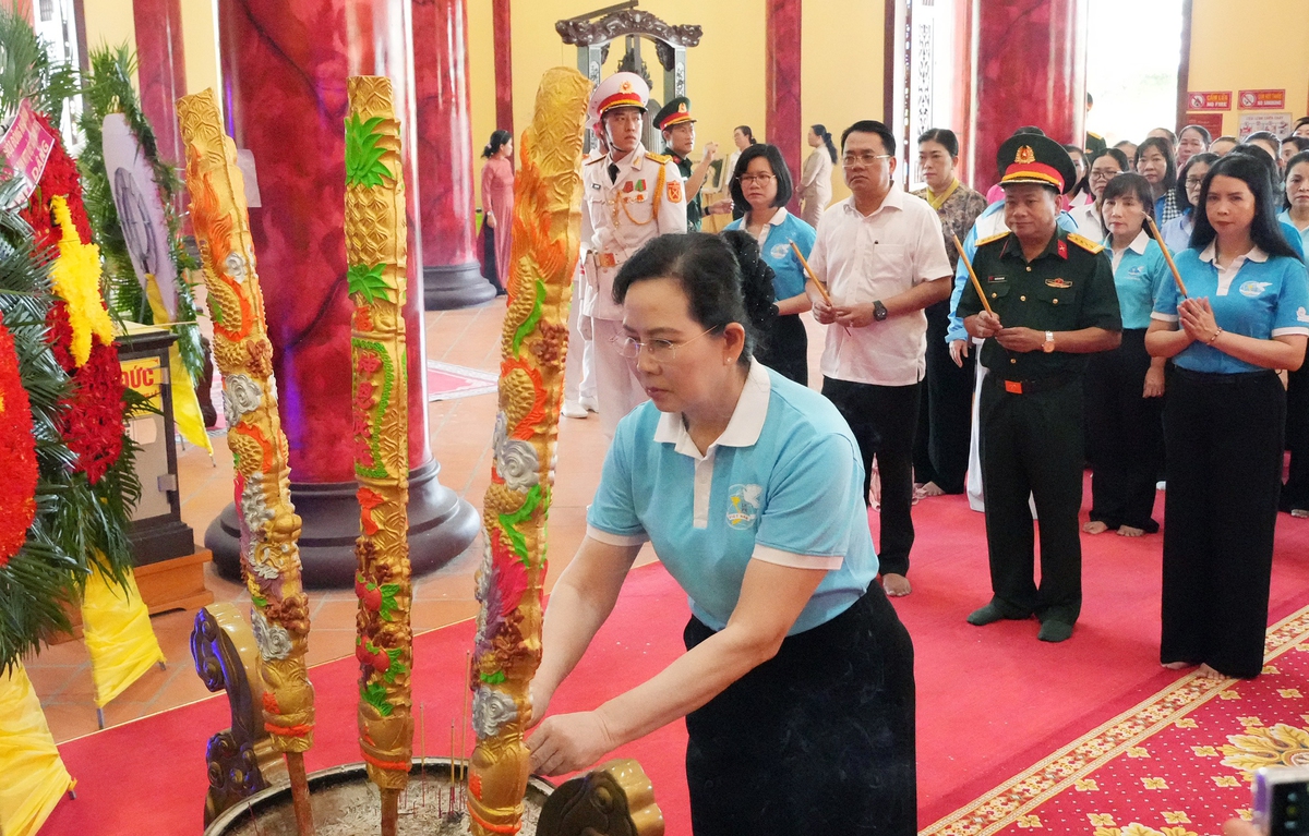 Chủ tịch Hội LHPN Việt Nam Lê Thị Thủy trồng cây tại công trình "Vườn cây Đại đoàn kết" - Ảnh 1.