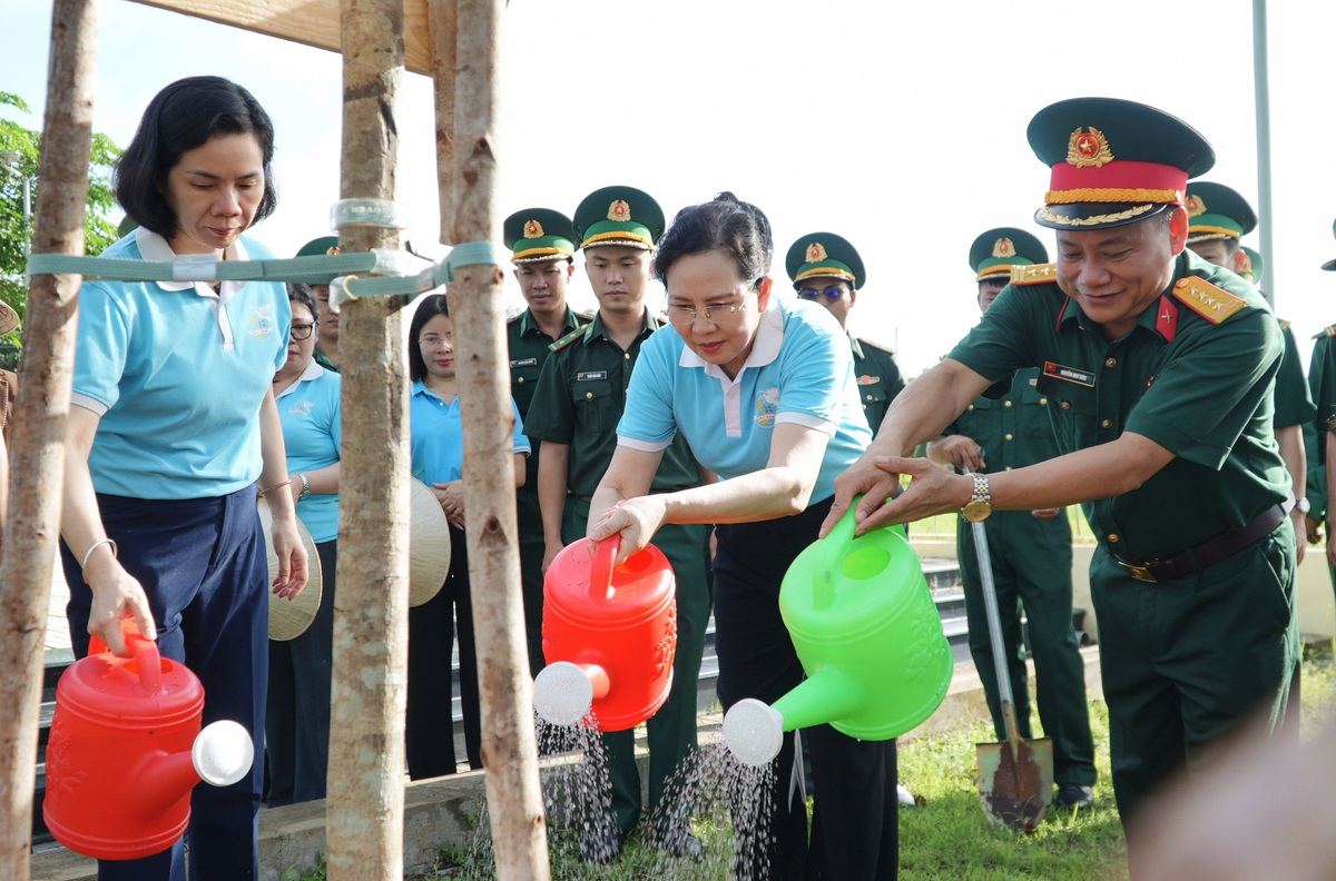 Chủ tịch Hội LHPN Việt Nam Lê Thị Thủy trồng cây tại công trình "Vườn cây Đại đoàn kết" - Ảnh 4.