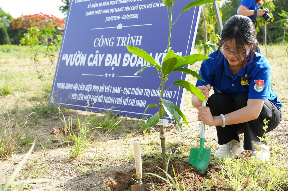 Chủ tịch Hội LHPN Việt Nam Lê Thị Thủy trồng cây tại công trình "Vườn cây Đại đoàn kết" - Ảnh 13.