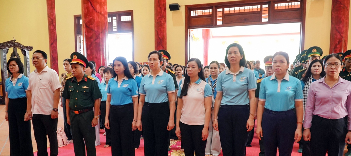 Chủ tịch Hội LHPN Việt Nam Lê Thị Thủy trồng cây tại công trình "Vườn cây Đại đoàn kết" - Ảnh 2.
