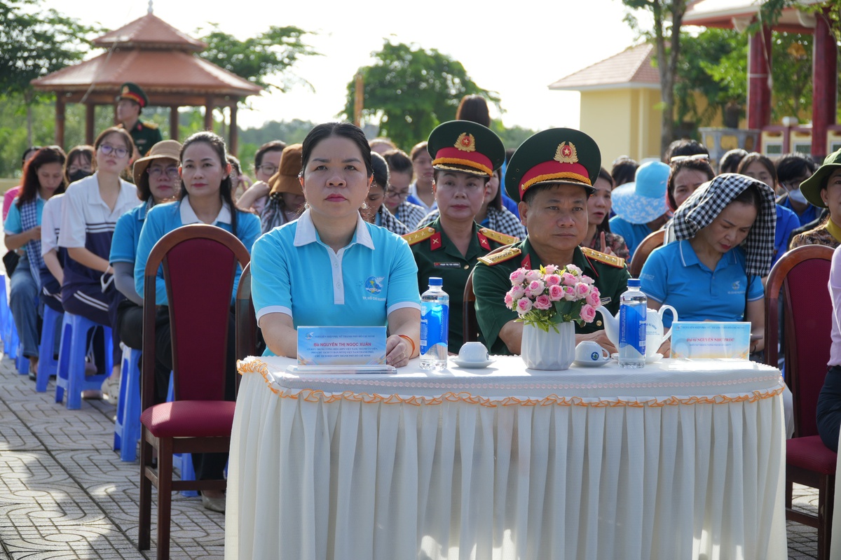 Chủ tịch Hội LHPN Việt Nam Lê Thị Thủy trồng cây tại công trình "Vườn cây Đại đoàn kết" - Ảnh 7.