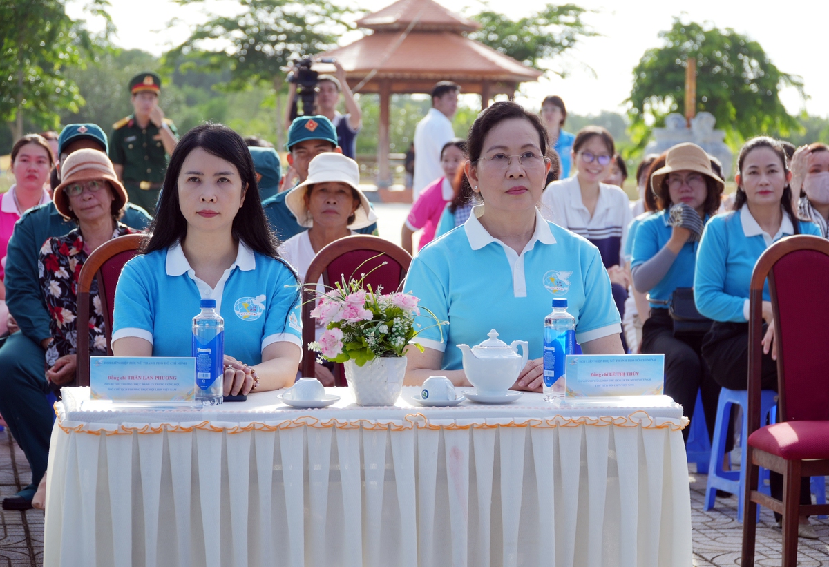 Chủ tịch Hội LHPN Việt Nam Lê Thị Thủy trồng cây tại công trình "Vườn cây Đại đoàn kết" - Ảnh 6.