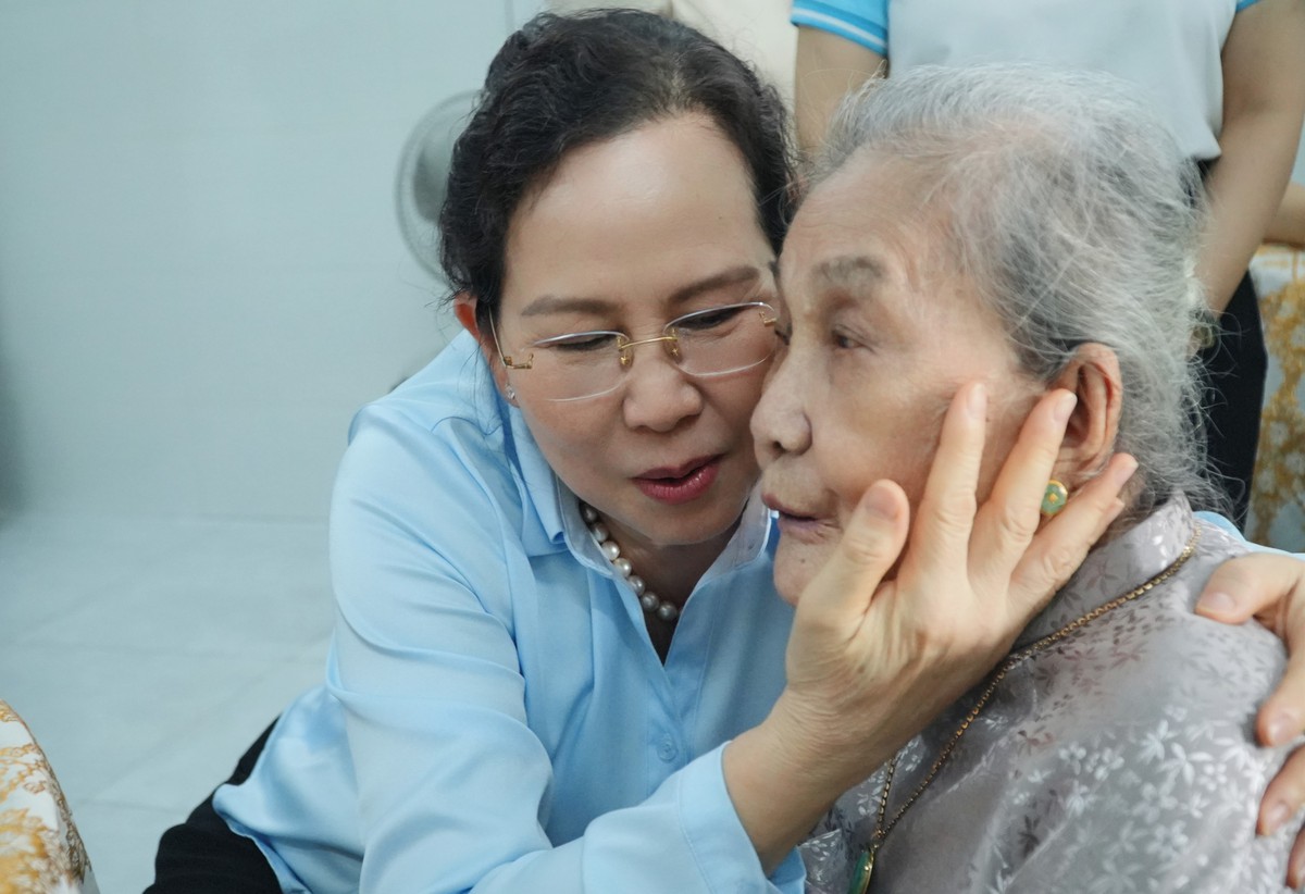 Chủ tịch Hội LHPN Việt Nam Lê Thị Thủy thăm, tặng quà Mẹ Việt Nam anh hùng, gia đình chính sách tại Tây Ninh- Ảnh 5.