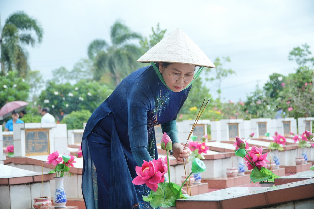 Chủ tịch Hội LHPN Việt Nam Lê Thị Thủy thăm, tặng quà Mẹ Việt Nam anh hùng, gia đình chính sách tại Tây Ninh- Ảnh 2.