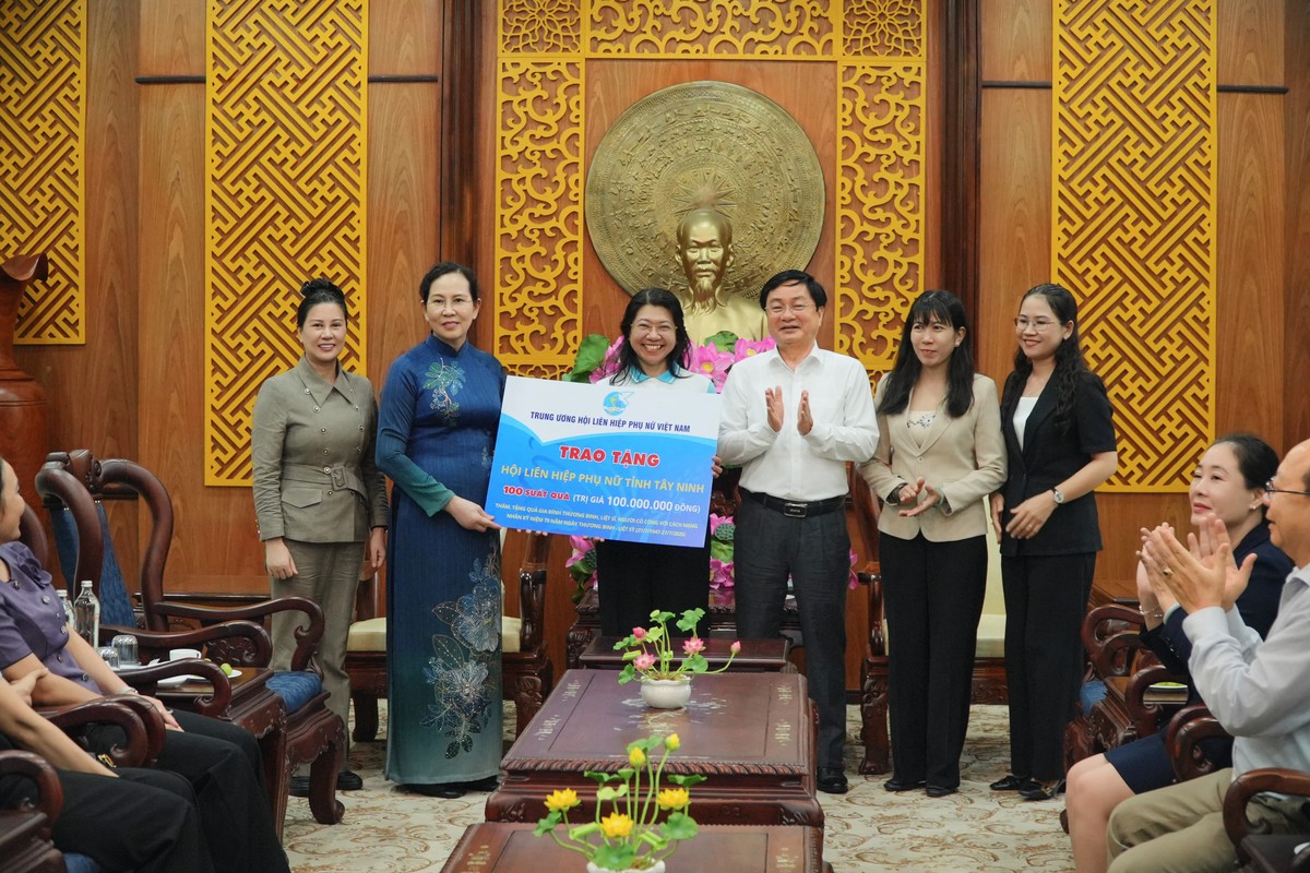 Chủ tịch Hội LHPN Việt Nam Lê Thị Thủy thăm, tặng quà Mẹ Việt Nam anh hùng, gia đình chính sách tại Tây Ninh- Ảnh 1.