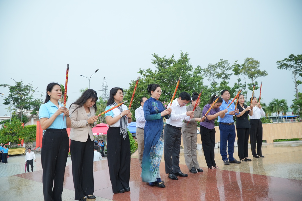 Chủ tịch Hội LHPN Việt Nam Lê Thị Thủy thăm, tặng quà Mẹ Việt Nam anh hùng, gia đình chính sách tại Tây Ninh- Ảnh 3.