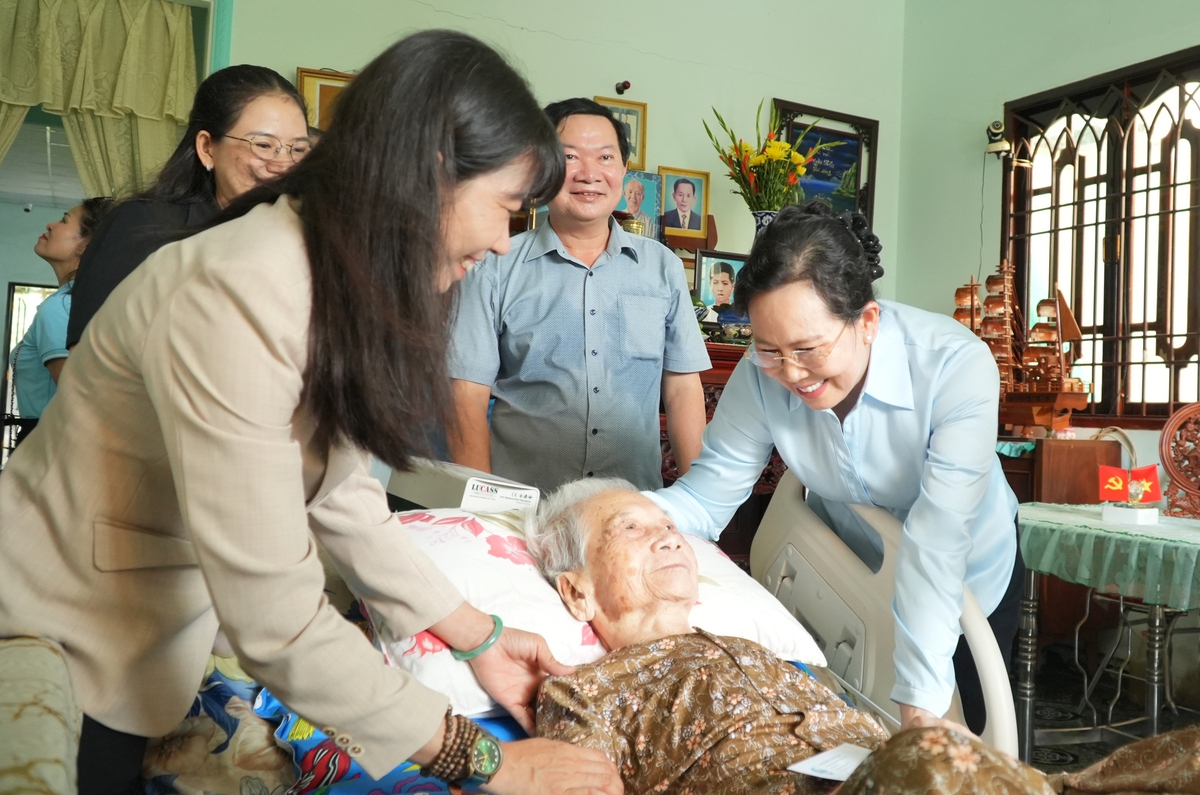 Chủ tịch Hội LHPN Việt Nam Lê Thị Thủy thăm, tặng quà Mẹ Việt Nam anh hùng, gia đình chính sách tại Tây Ninh- Ảnh 4.