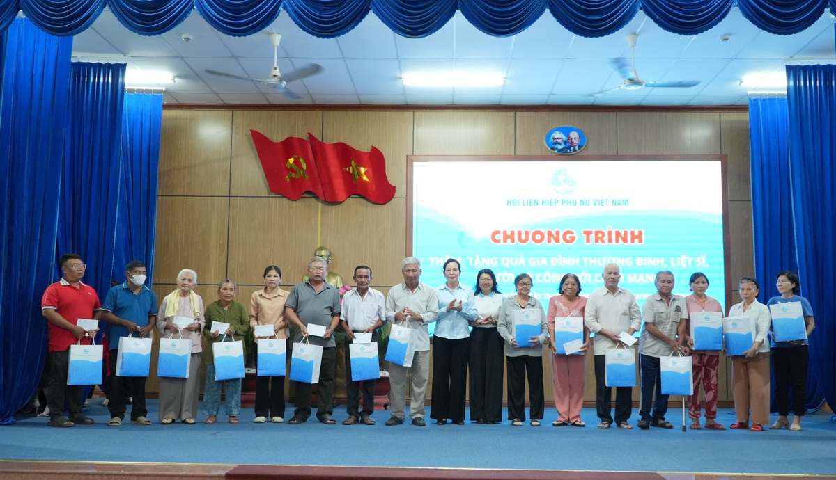 Chủ tịch Hội LHPN Việt Nam Lê Thị Thủy thăm, tặng quà Mẹ Việt Nam anh hùng, gia đình chính sách tại Tây Ninh- Ảnh 8.