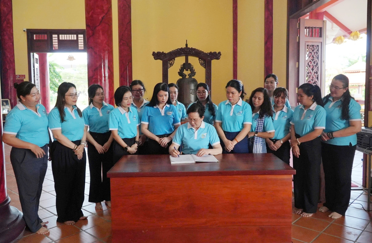 Chủ tịch Hội LHPN Việt Nam Lê Thị Thủy trồng cây tại công trình "Vườn cây Đại đoàn kết" - Ảnh 3.