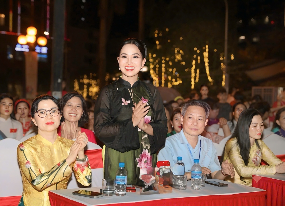 Hàng nghìn tà áo dài họa tiết hoa sen khoe sắc, xác lập kỷ lục Việt Nam - Ảnh 1.