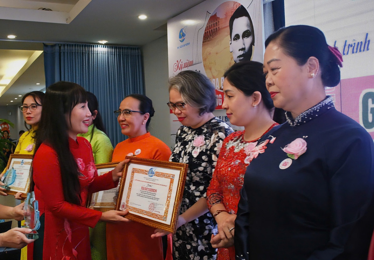 Hội LHPN TPHCM tuyên dương 166 "bông hoa" học tập và làm theo Bác- Ảnh 3.