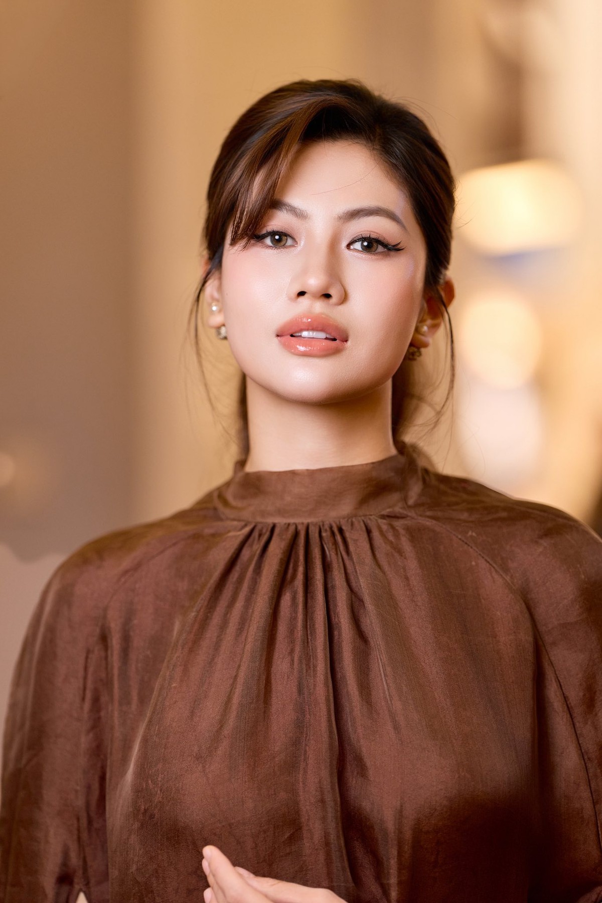 Lối trang điểm tự nhiên, trong trẻo của chuyên gia Nguyễn Mika tôn lên những đường nét thanh tú và làn da mịn màng của Miss Photo 2017 Vũ Hương Giang