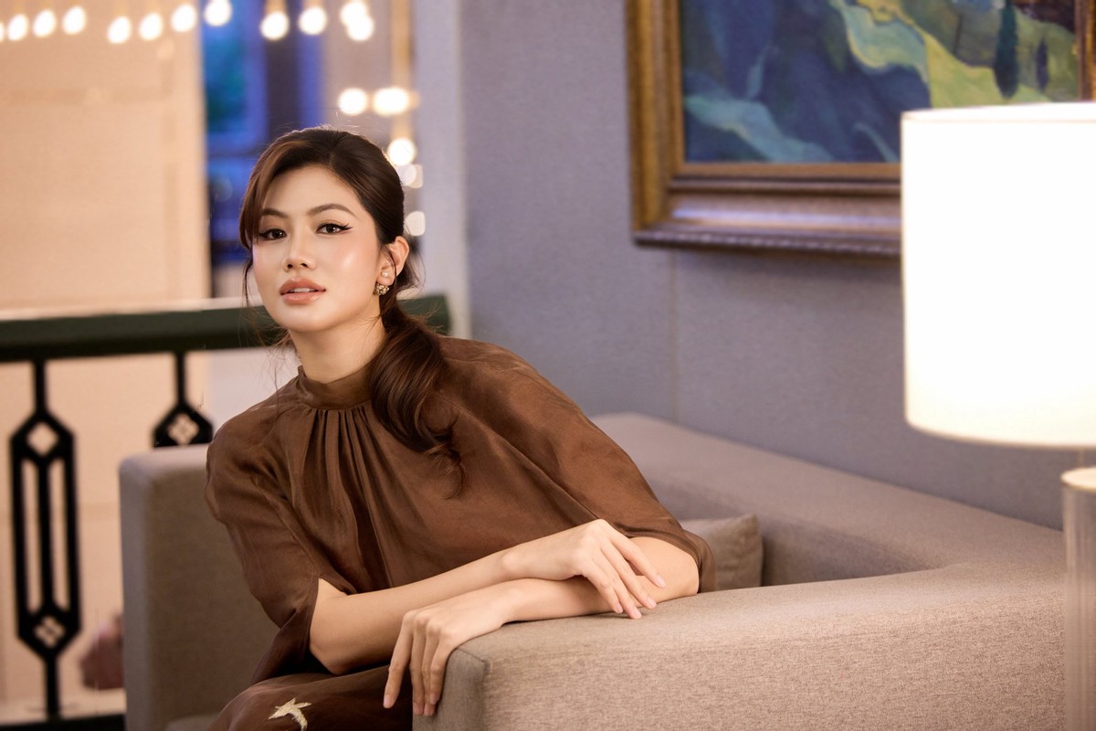 Dưới ống kính của nhiếp ảnh gia Nguyễn Thành Đạt, từng khoảnh khắc tự nhiên của hoa khôi đều được bắt trọn. Nhiều người nhận xét, nụ cười rạng rỡ luôn thường trực trên môi người đẹp bắt nguồn từ sự an yên, viên mãn trong nội tâm chứ không đơn thuần là một nụ cười xã giao