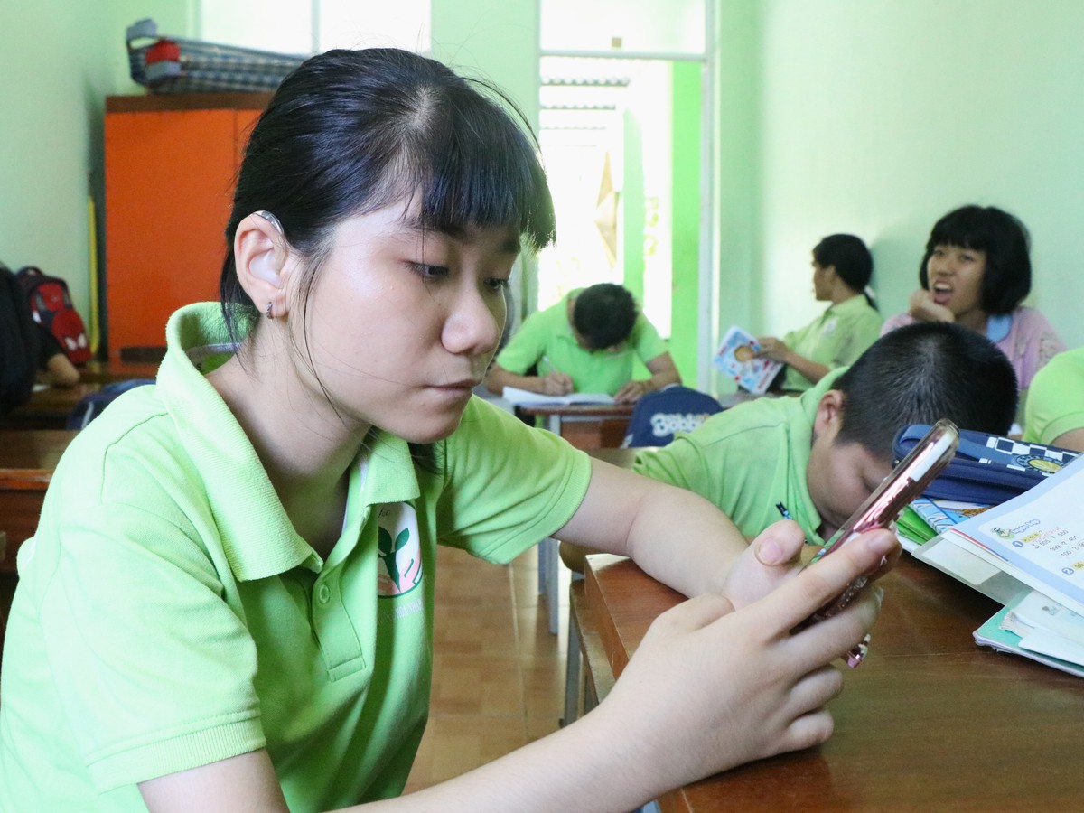 Trang bị "vắc-xin số" cho trẻ mồ côi, khuyết tật- Ảnh 2.