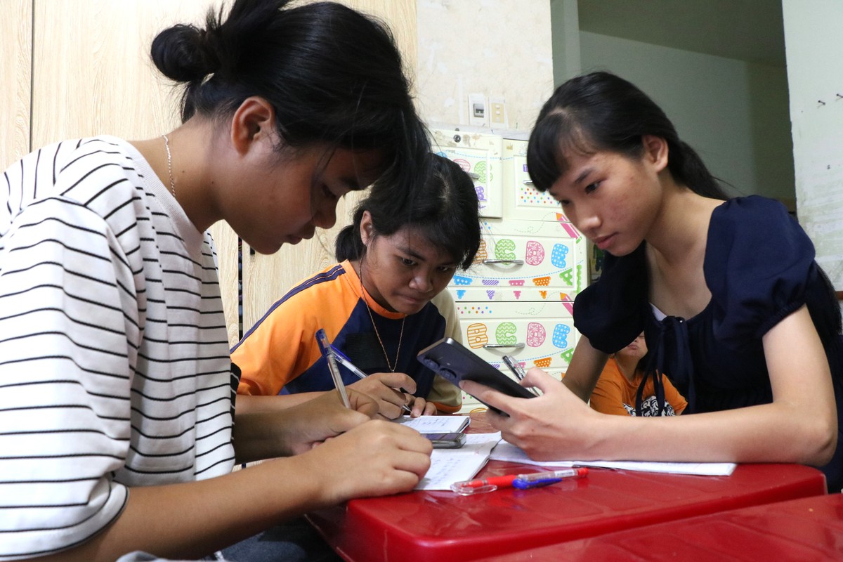 Trang bị "vắc-xin số" cho trẻ mồ côi, khuyết tật- Ảnh 3.