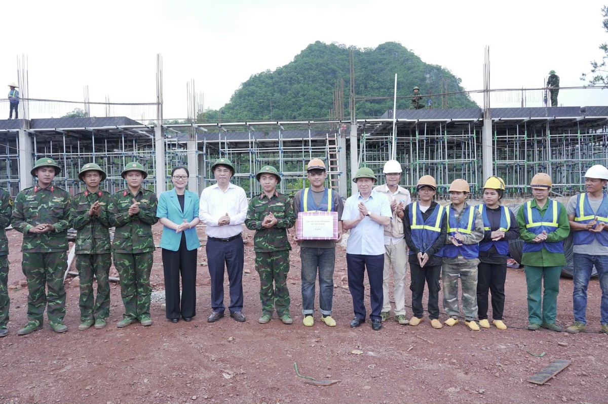 Phó Thủ tướng Lê Tiến Châu kiểm tra tiến độ xây dựng các trường phổ thông nội trú liên cấp ở Cao Bằng- Ảnh 1.