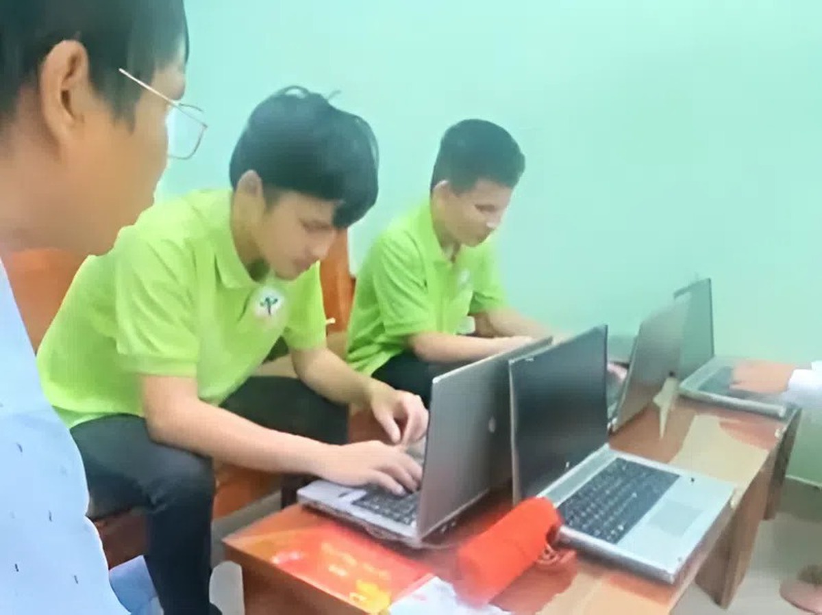 Trang bị "vắc-xin số" cho trẻ mồ côi, khuyết tật- Ảnh 1.