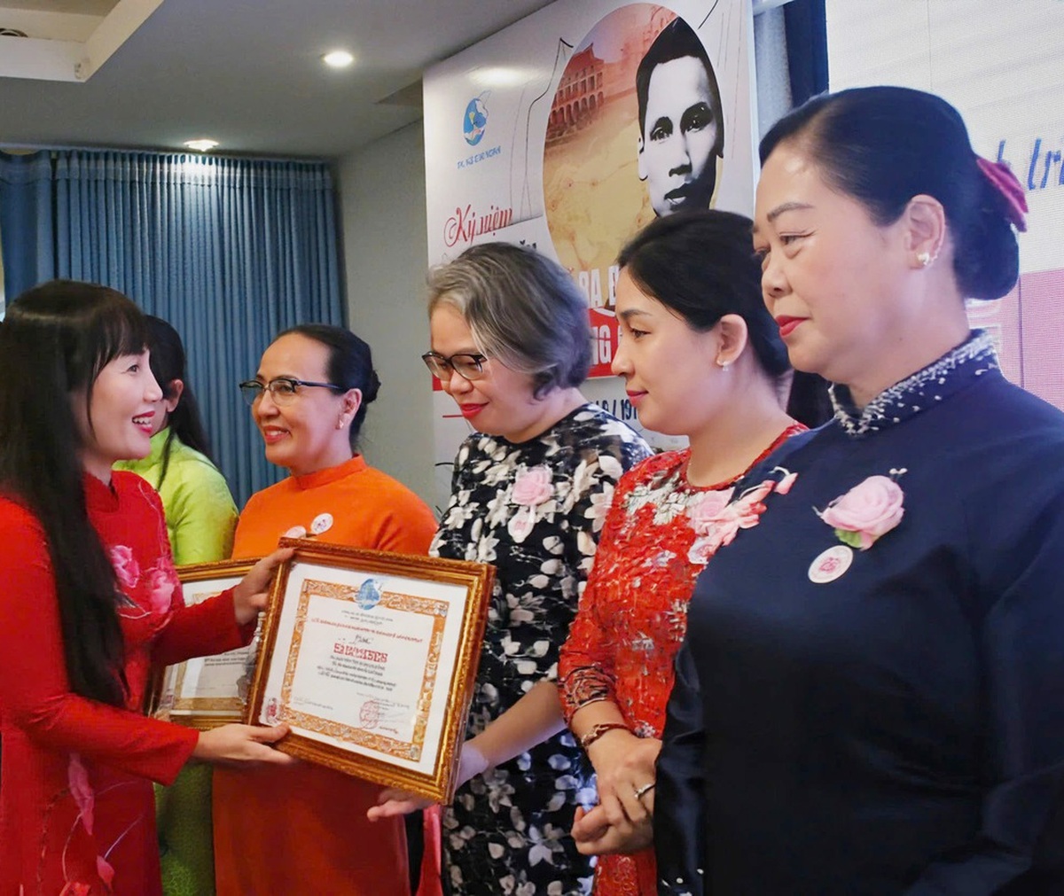 Hội LHPN TPHCM tuyên dương 166 "bông hoa" học tập và làm theo Bác- Ảnh 3.