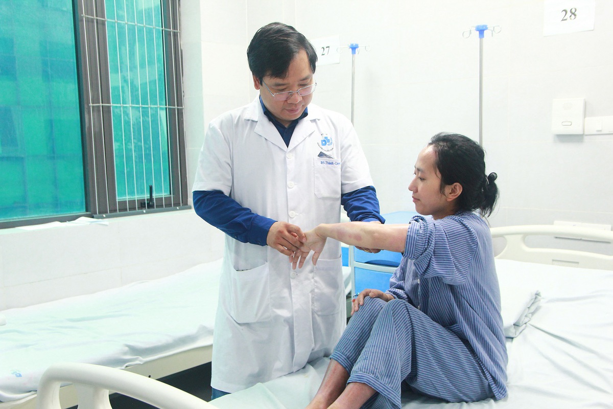Sau bài đăng trên Báo PNVN, nữ bệnh nhân bị vảy nến mủ toàn thân được hỗ trợ 50 triệu đồng- Ảnh 1.