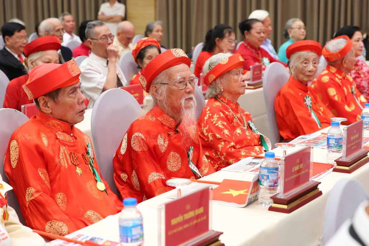 Cần chuyển từ tư duy chăm sóc sang phát huy vai trò của người cao tuổi- Ảnh 2.