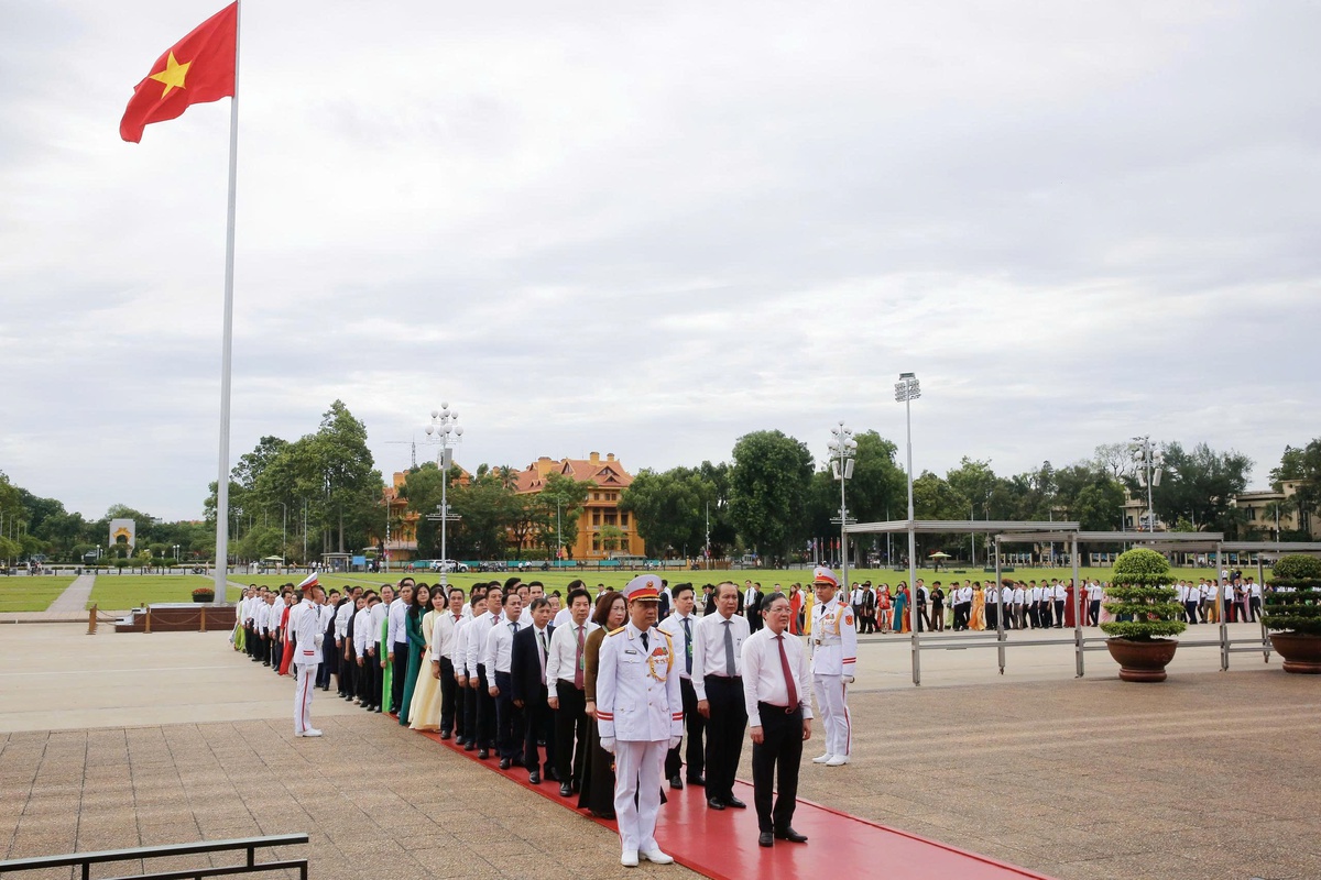 Đoàn đại biểu dự Đại hội Hội Nông dân Việt Nam IX vào Lăng viếng Chủ tịch Hồ Chí Minh- Ảnh 1. Đoàn đại biểu dự Đại hội Hội Nông dân Việt Nam IX vào Lăng viếng Chủ tịch Hồ Chí Minh- Ảnh 1.