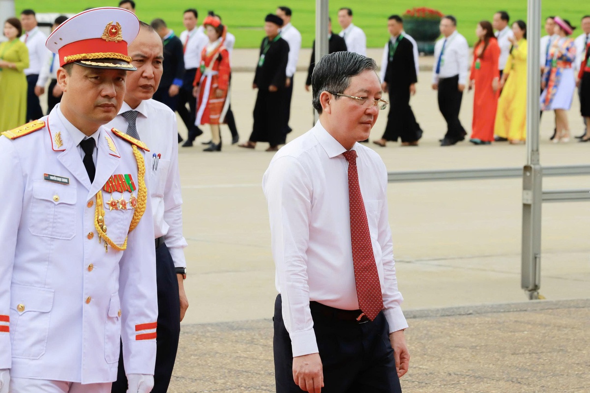 Đoàn đại biểu dự Đại hội Hội Nông dân Việt Nam IX vào Lăng viếng Chủ tịch Hồ Chí Minh- Ảnh 2. Đoàn đại biểu dự Đại hội Hội Nông dân Việt Nam IX vào Lăng viếng Chủ tịch Hồ Chí Minh- Ảnh 2.