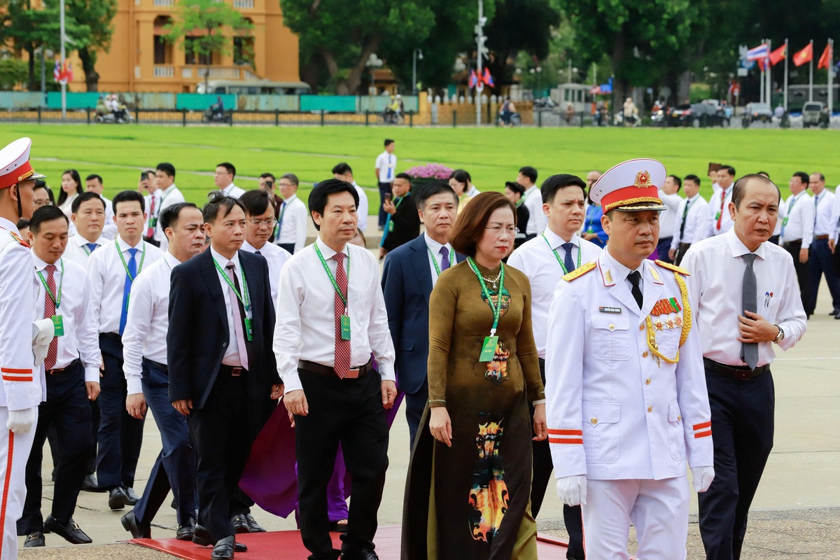 Đoàn đại biểu dự Đại hội Hội Nông dân Việt Nam IX vào Lăng viếng Chủ tịch Hồ Chí Minh- Ảnh 3. Đoàn đại biểu dự Đại hội Hội Nông dân Việt Nam IX vào Lăng viếng Chủ tịch Hồ Chí Minh- Ảnh 3.