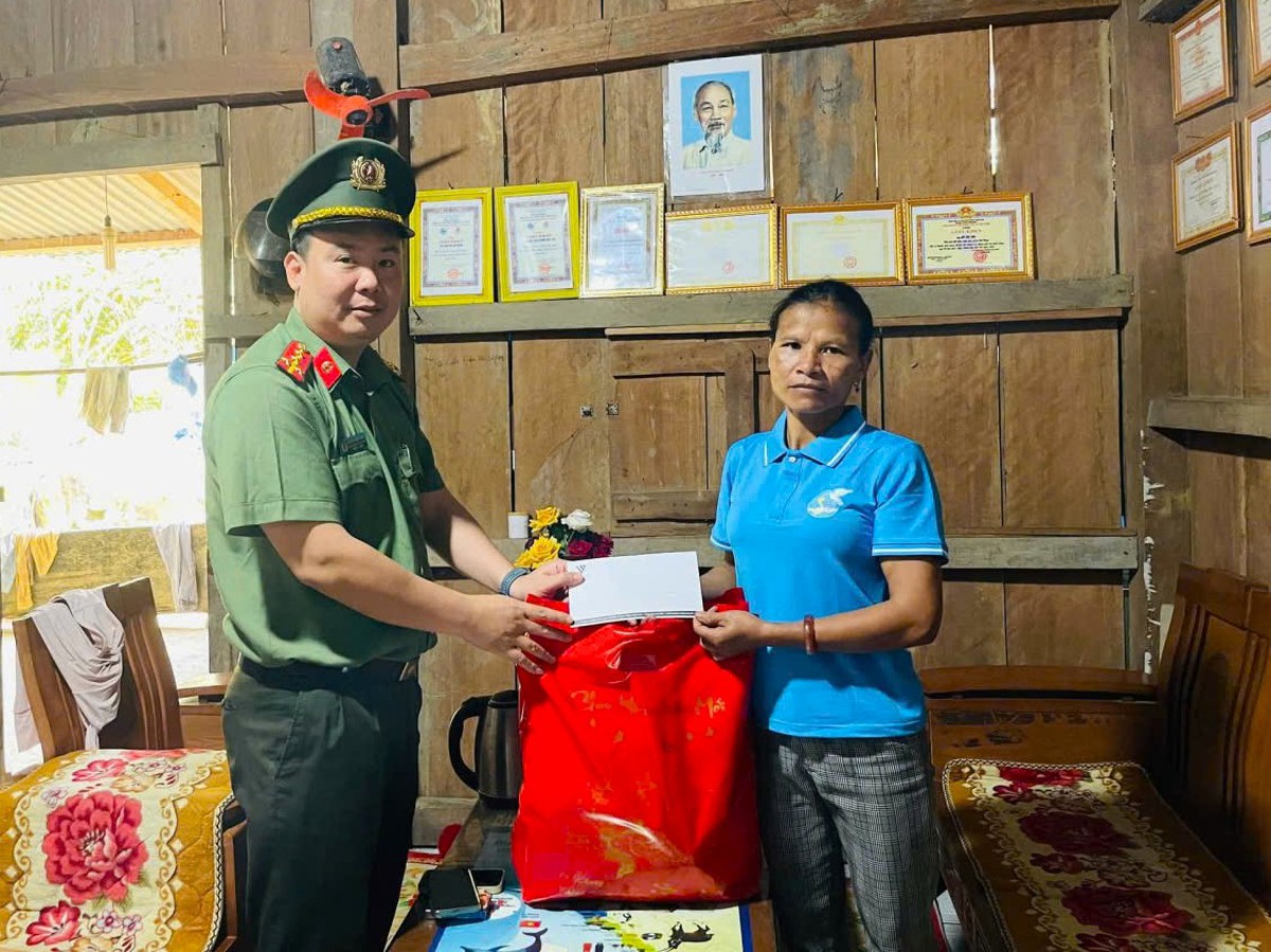 Người phụ nữ vùng cao đi hết dốc núi, lo trọn việc làng- Ảnh 1. Người phụ nữ vùng cao đi hết dốc núi, lo trọn việc làng- Ảnh 1.