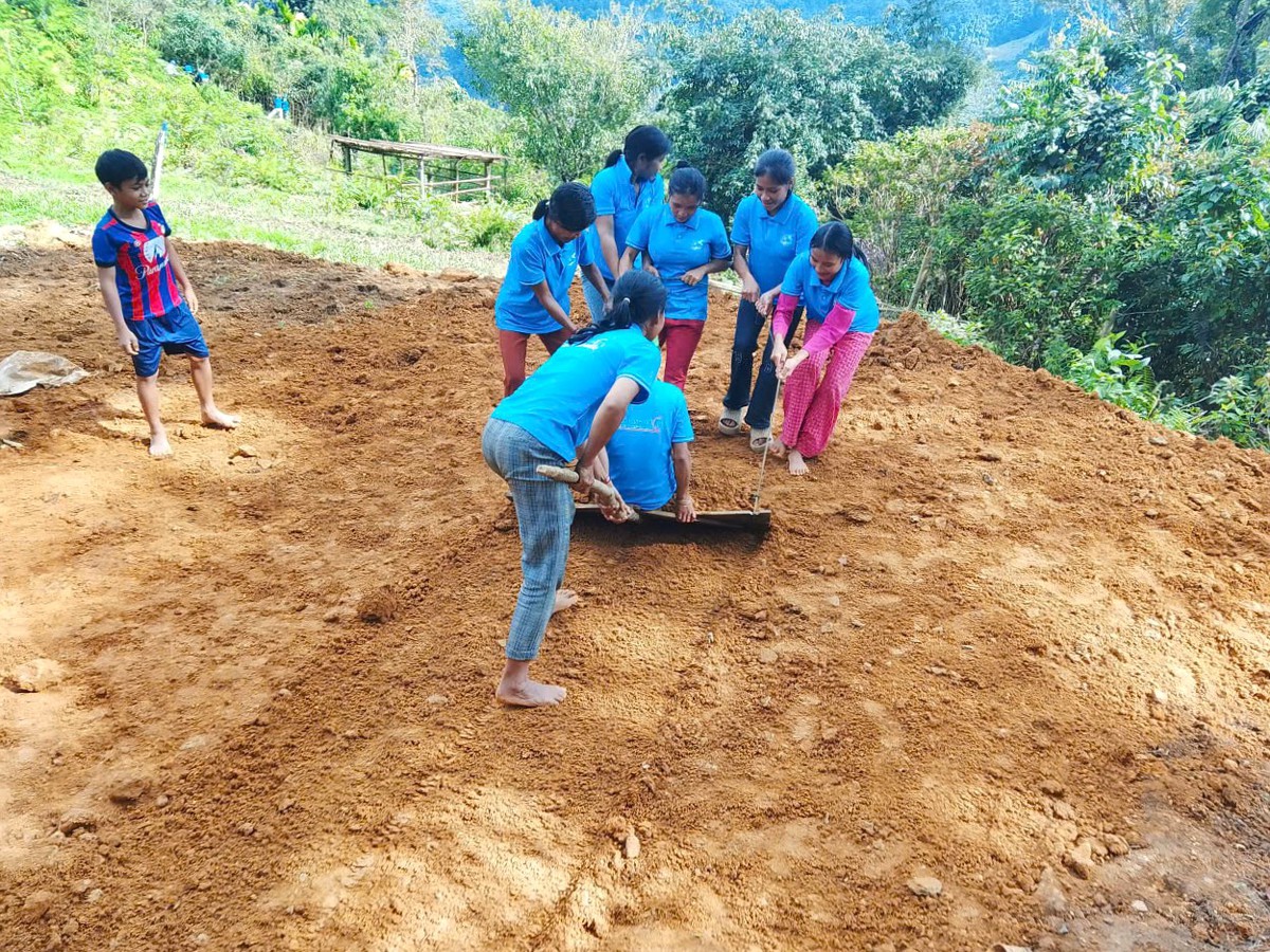 Người phụ nữ vùng cao đi hết dốc núi, lo trọn việc làng- Ảnh 3. Người phụ nữ vùng cao đi hết dốc núi, lo trọn việc làng- Ảnh 3.