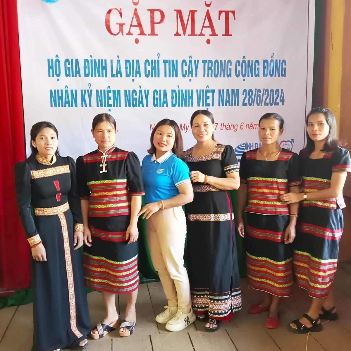 Người phụ nữ vùng cao đi hết dốc núi, lo trọn việc làng- Ảnh 4. Người phụ nữ vùng cao đi hết dốc núi, lo trọn việc làng- Ảnh 4.