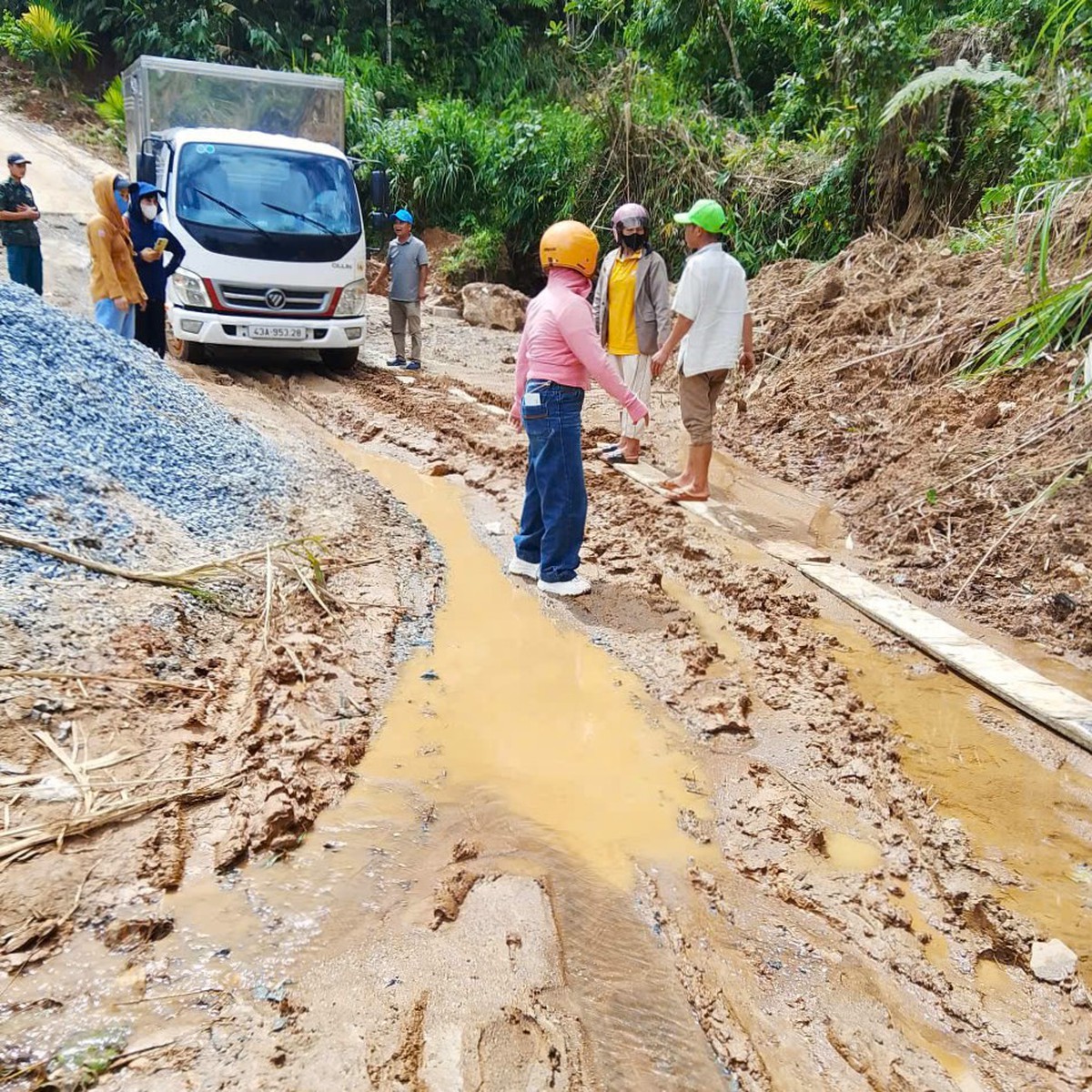 Người phụ nữ vùng cao đi hết dốc núi, lo trọn việc làng- Ảnh 5. Người phụ nữ vùng cao đi hết dốc núi, lo trọn việc làng- Ảnh 5.