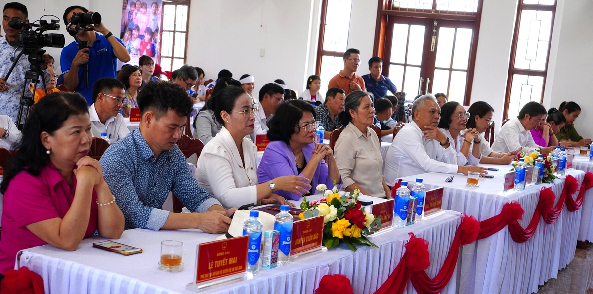 "Thắp sáng những ước mơ" cho hàng trăm trẻ em khó khăn tại Đà Nẵng- Ảnh 2. "Thắp sáng những ước mơ" cho hàng trăm trẻ em khó khăn tại Đà Nẵng- Ảnh 2.
