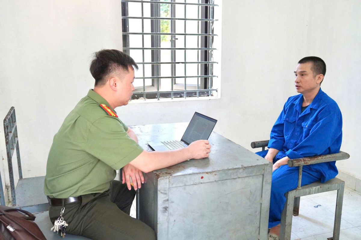 Bán hàng trăm bộ súng dưới vỏ bọc “súng thông bồn cầu”- Ảnh 1.