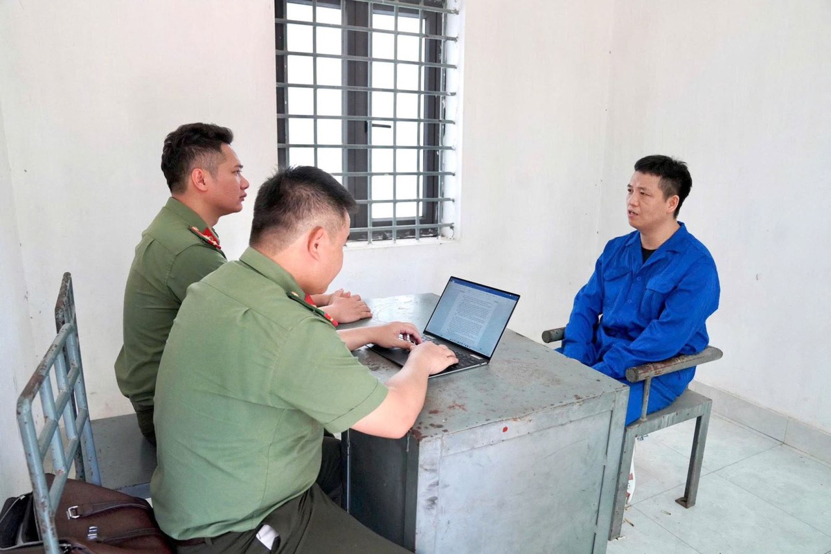 Bán hàng trăm bộ súng dưới vỏ bọc “súng thông bồn cầu”- Ảnh 2.