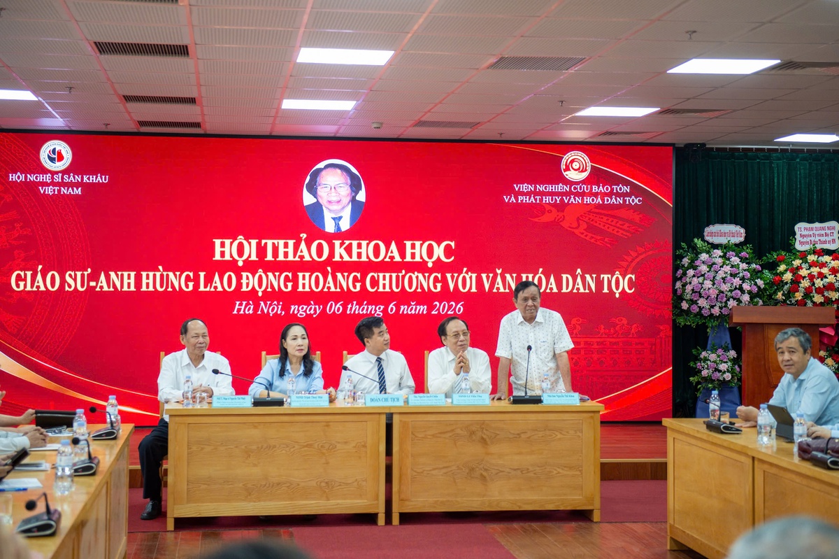 Các đại biểu chủ trì hội thảo