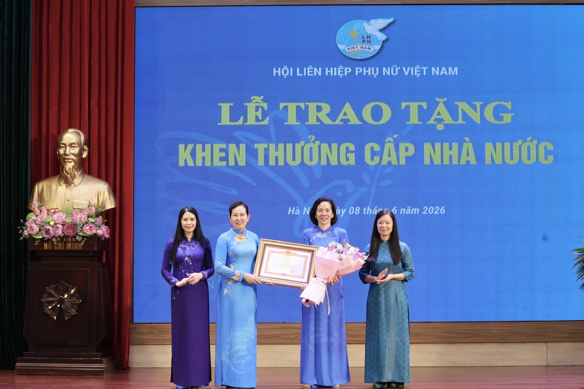 Phó Chủ tịch Hội LHPN Việt Nam Nguyễn Thị Minh Hương nhận Bằng khen của Thủ tướng Chính phủ- Ảnh 1.