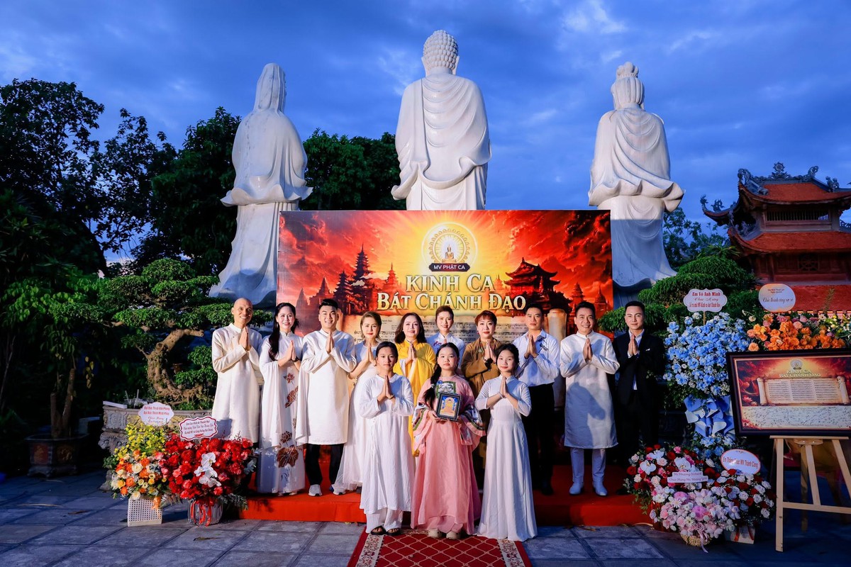 Tham gia MV "Kinh ca Bát Chánh Đạo" có hơn 100 Phật tử, trong đó có nhiều ca sĩ, diễn viên