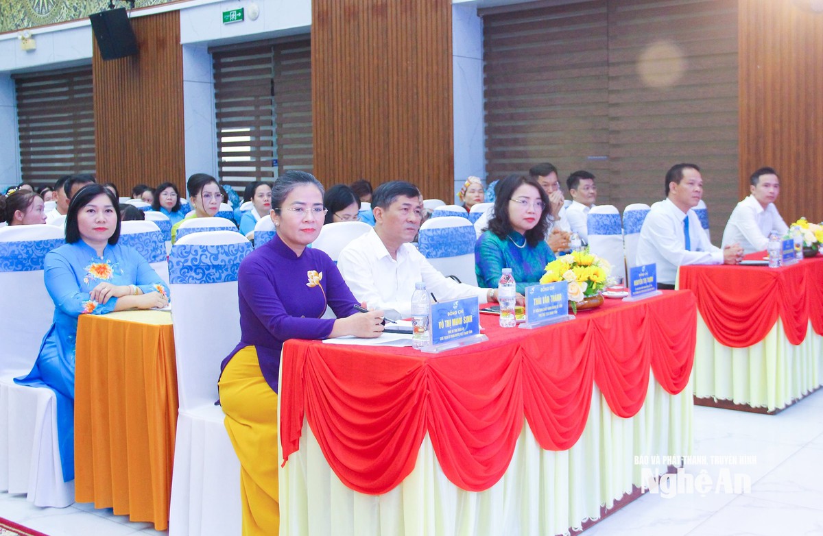 Các đồng chí lãnh đạo tỉnh tham dự hội nghị. Ảnh: Mai Hoa Các đồng chí lãnh đạo tỉnh tham dự hội nghị. Ảnh: Mai Hoa