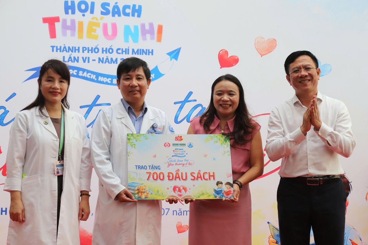 Trao tặng 700 đầu sách cho Bệnh viện Nhi đồng 1, tiếp sức tinh thần cho bệnh nhi - Ảnh 2.