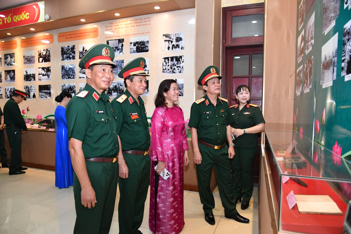 Bộ Tham mưu Quân khu 9 triển lãm “80 năm tiếp bước dưới Quân kỳ” - Ảnh 1.