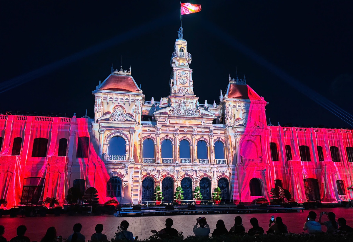 Trụ sở UBND TPHCM lung linh sắc màu với công nghệ 3D Mapping- Ảnh 2.
