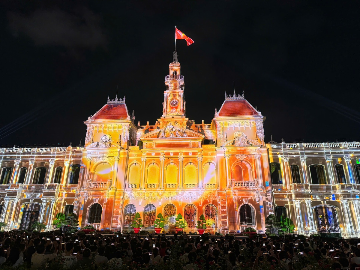 Trụ sở UBND TPHCM lung linh sắc màu với công nghệ 3D Mapping- Ảnh 3.