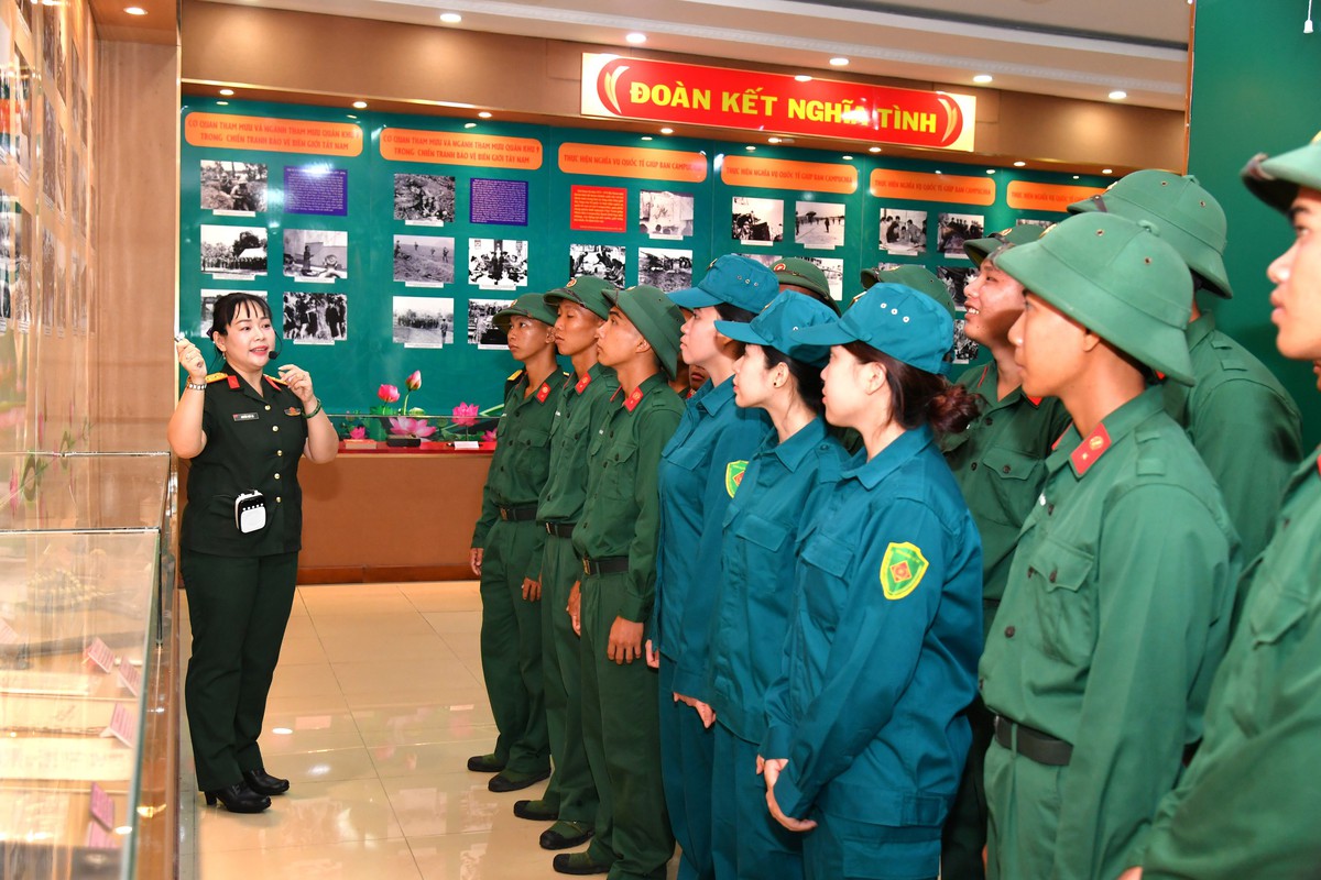 Bộ Tham mưu Quân khu 9 triển lãm “80 năm tiếp bước dưới Quân kỳ” - Ảnh 3.