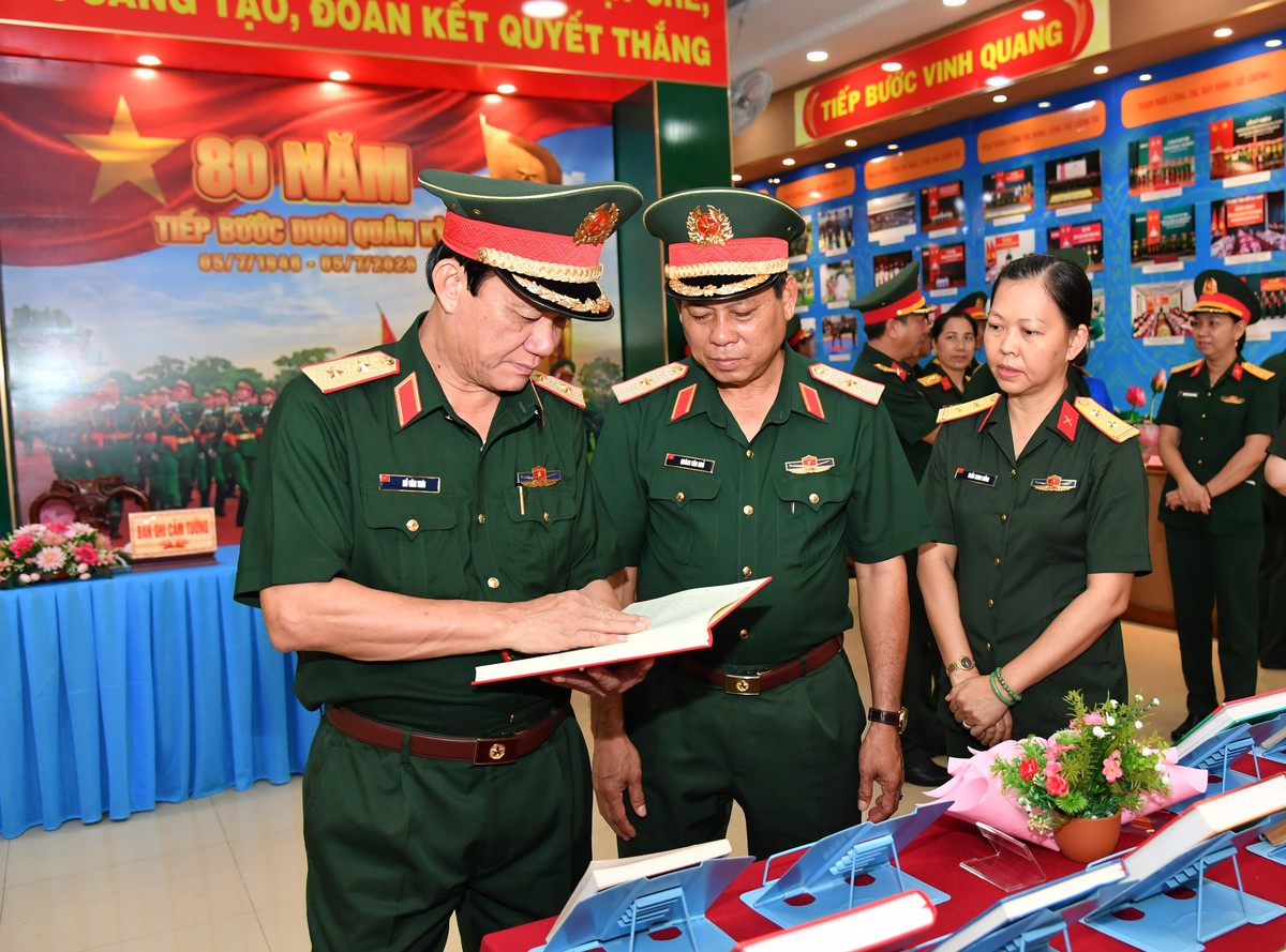Bộ Tham mưu Quân khu 9 triển lãm “80 năm tiếp bước dưới Quân kỳ” - Ảnh 2.